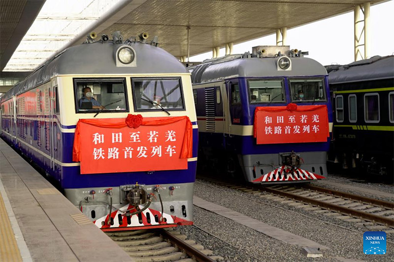 China abre última sección de línea ferroviaria alrededor de su mayor desierto